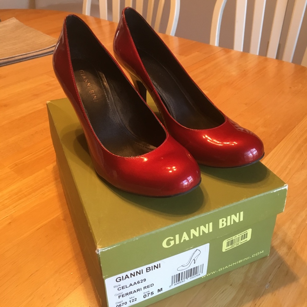 Gianni Bini patent red pumps 7.5
